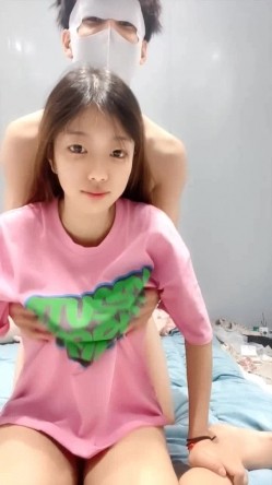 大美妞直播直接让小哥扒光衣服干了，全程露脸深喉草嘴，吃奶舔逼抠骚穴，激情上位后入抽插表情好骚呻吟可射 截图3