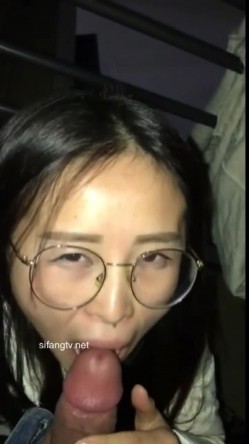 【五月劲爆成都黑帽门】成都某职业学院人妻吴施蒙出轨爱洋人，真敬业英语卖骚，视频中还有朗朗读书声，被曝光外网，附图24P 截图3