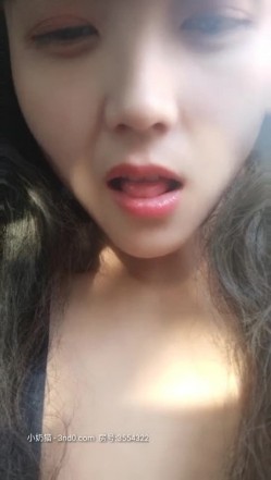 漂亮小妮子户外漏出激情啪啪，全程露脸户外捏着奶子看过往行人，给大哥口交自己拿AV棒玩逼，爆草抽插口爆吞精 截图1