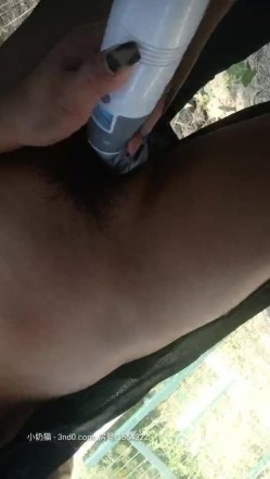 漂亮小妮子户外漏出激情啪啪，全程露脸户外捏着奶子看过往行人，给大哥口交自己拿AV棒玩逼，爆草抽插口爆吞精 截图2