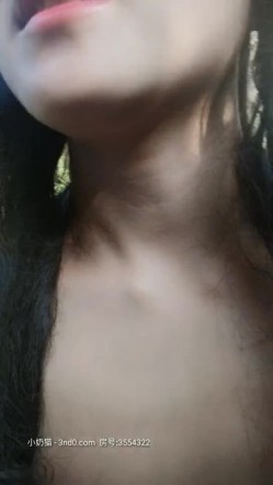 漂亮小妮子户外漏出激情啪啪，全程露脸户外捏着奶子看过往行人，给大哥口交自己拿AV棒玩逼，爆草抽插口爆吞精 截图3