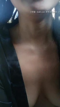 漂亮小妮子户外漏出激情啪啪，全程露脸户外捏着奶子看过往行人，给大哥口交自己拿AV棒玩逼，爆草抽插口爆吞精 截图6