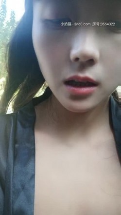漂亮小妮子户外漏出激情啪啪，全程露脸户外捏着奶子看过往行人，给大哥口交自己拿AV棒玩逼，爆草抽插口爆吞精 截图7