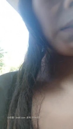 漂亮小妮子户外漏出激情啪啪，全程露脸户外捏着奶子看过往行人，给大哥口交自己拿AV棒玩逼，爆草抽插口爆吞精 截图8