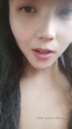 漂亮小妮子户外漏出激情啪啪，全程露脸户外捏着奶子看过往行人，给大哥口交自己拿AV棒玩逼，爆草抽插口爆吞精 截图12