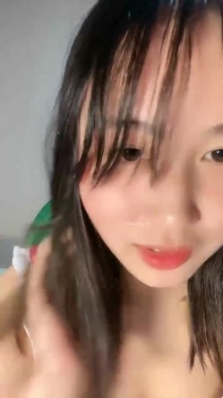 邻家小妹，19岁，颜值相当不错，【不是甜妹好烦啊】，表面是乖乖女，实际上很饥渴 深喉吃鸡被操 截图1