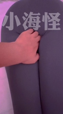 已退圈的推特人气绿帽夫妻【小海怪】私拍，媳妇极品大长腿身材顶流，娇妻送给单男玩肏 截图2