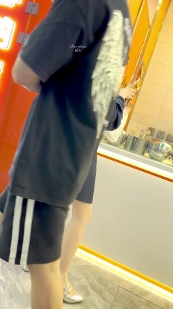 【KFC】风韵犹存的少妇长裙白色内可能被发现了一直盯着摄像头 截图1