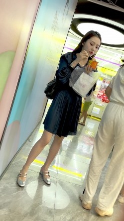 【KFC】风韵犹存的少妇长裙白色内可能被发现了一直盯着摄像头 截图14