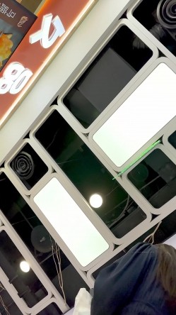 【KFC】风韵犹存的少妇长裙白色内可能被发现了一直盯着摄像头 截图16
