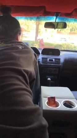大白天停好车在路边，和妻子就开始车震，马不停蹄地让妻子坐在大鸡巴上骑乘，外面阳光明媚路人行走，贼舒服！ 截图1