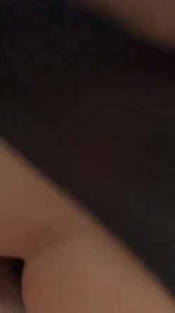 大白天停好车在路边，和妻子就开始车震，马不停蹄地让妻子坐在大鸡巴上骑乘，外面阳光明媚路人行走，贼舒服！ 截图2