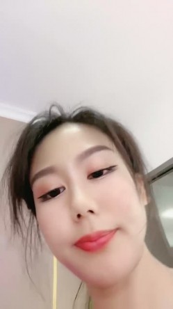 撸管推荐！难得超粉美穴！黄瓜磨蹭抽插，漂亮小姐姐怼着逼拍摄，搞得多是水白浆四溅 截图14