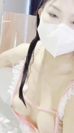 《最新泄密反差尤物》推特极品网红巨乳女神【九儿温柔妹妹】定制私拍，与闺蜜泡欲诱惑互摸百合裸舞COS警服 截图4