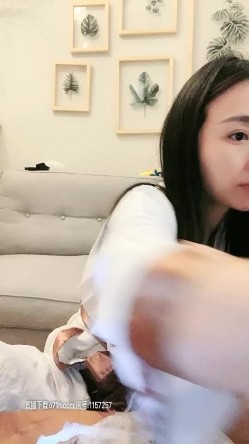 最新豪乳美女《鱼儿》和大屌排骨男友吃完早饭就开操 从沙发干到床上 表情太销魂浪到家 无套内射 截图1