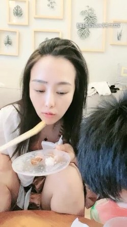 最新豪乳美女《鱼儿》和大屌排骨男友吃完早饭就开操 从沙发干到床上 表情太销魂浪到家 无套内射 截图5