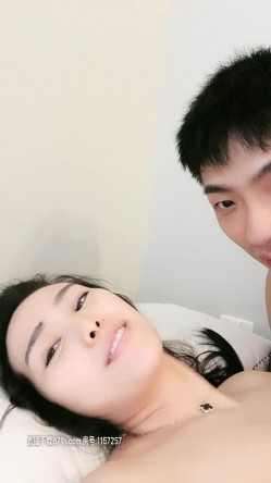 最新豪乳美女《鱼儿》和大屌排骨男友吃完早饭就开操 从沙发干到床上 表情太销魂浪到家 无套内射 截图15