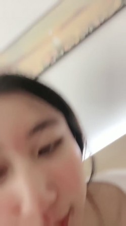 学生妹，【陈小鱼】，清纯校花类型，甜美可爱三点全露，粉穴直接怼到镜头上 截图2