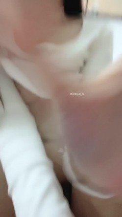 学生妹，【陈小鱼】，清纯校花类型，甜美可爱三点全露，粉穴直接怼到镜头上 截图3