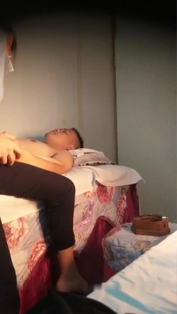 老哥找个苗条女技师按摩啪啪 按摩了一下按摩床上大力猛操非常诱人 截图5