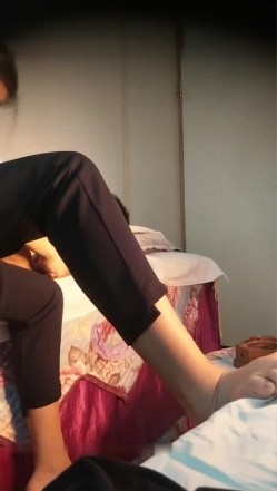 老哥找个苗条女技师按摩啪啪 按摩了一下按摩床上大力猛操非常诱人 截图6