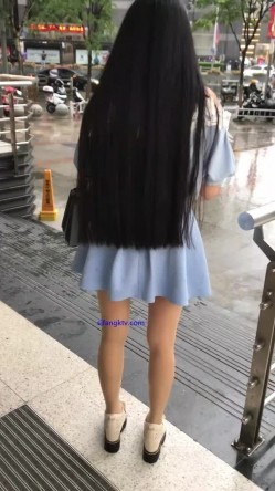 重磅推荐！大神在大学附近专门偷拍穿裙子的女生大集合！各种丝袜美腿翘臀，各种清纯的学生妹子，青春洋溢的气息，梦回校园时代 截图1