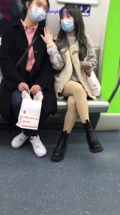 重磅推荐！大神在大学附近专门偷拍穿裙子的女生大集合！各种丝袜美腿翘臀，各种清纯的学生妹子，青春洋溢的气息，梦回校园时代 截图2