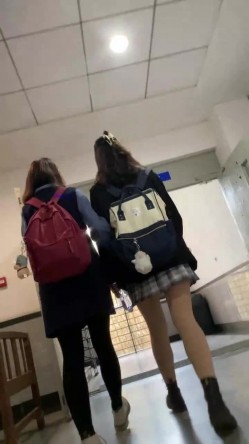 重磅推荐！大神在大学附近专门偷拍穿裙子的女生大集合！各种丝袜美腿翘臀，各种清纯的学生妹子，青春洋溢的气息，梦回校园时代 截图3