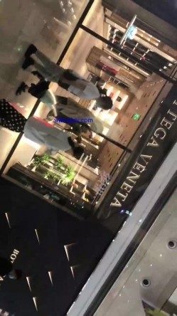 重磅推荐！大神在大学附近专门偷拍穿裙子的女生大集合！各种丝袜美腿翘臀，各种清纯的学生妹子，青春洋溢的气息，梦回校园时代 截图4