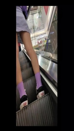 重磅推荐！大神在大学附近专门偷拍穿裙子的女生大集合！各种丝袜美腿翘臀，各种清纯的学生妹子，青春洋溢的气息，梦回校园时代 截图5