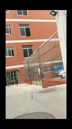 重磅推荐！大神在大学附近专门偷拍穿裙子的女生大集合！各种丝袜美腿翘臀，各种清纯的学生妹子，青春洋溢的气息，梦回校园时代 截图7