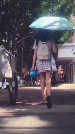 重磅推荐！大神在大学附近专门偷拍穿裙子的女生大集合！各种丝袜美腿翘臀，各种清纯的学生妹子，青春洋溢的气息，梦回校园时代 截图16