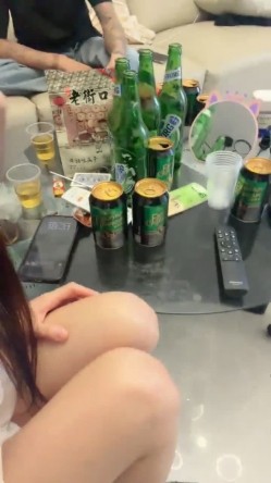 【07清纯美少女】小骚货的男友兄弟失恋 三人在家一起喝酒 男友喝多后不省人事和兄弟打炮啪啪 截图2
