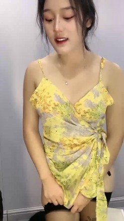 极品少女姐妹花！颜值双女一起秀！互揉奶子扣穴，妹妹震动棒插，表情很娇羞，很享受的样子 截图2