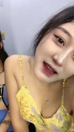 极品少女姐妹花！颜值双女一起秀！互揉奶子扣穴，妹妹震动棒插，表情很娇羞，很享受的样子 截图4