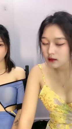 极品少女姐妹花！颜值双女一起秀！互揉奶子扣穴，妹妹震动棒插，表情很娇羞，很享受的样子 截图6