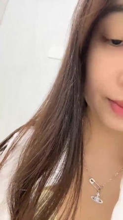 【露露儿酱】真实办公室白领办公室偷偷露出躲厕所自慰大秀特写抠逼有点可爱的小骚货 截图3