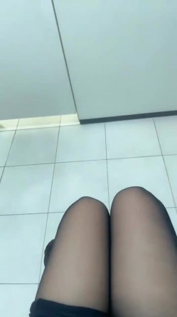 【露露儿酱】真实办公室白领办公室偷偷露出躲厕所自慰大秀特写抠逼有点可爱的小骚货 截图10