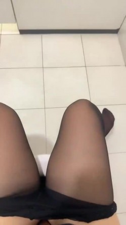 【露露儿酱】真实办公室白领办公室偷偷露出躲厕所自慰大秀特写抠逼有点可爱的小骚货 截图14
