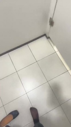 【露露儿酱】真实办公室白领办公室偷偷露出躲厕所自慰大秀特写抠逼有点可爱的小骚货 截图16