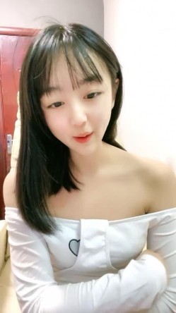 小兔牙超可爱学生妹，几天没播更骚了，伸进内裤自摸起来，掏出奶子紧致粉穴，洗完澡给大家扣一波，表情很投入很享受 截图2