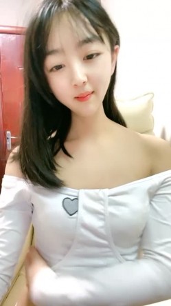 小兔牙超可爱学生妹，几天没播更骚了，伸进内裤自摸起来，掏出奶子紧致粉穴，洗完澡给大家扣一波，表情很投入很享受 截图4