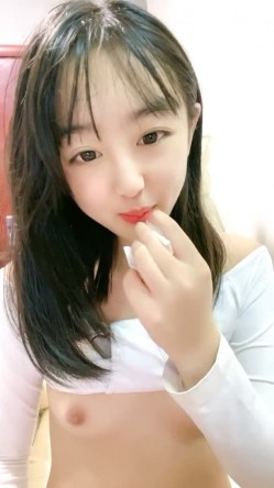 小兔牙超可爱学生妹，几天没播更骚了，伸进内裤自摸起来，掏出奶子紧致粉穴，洗完澡给大家扣一波，表情很投入很享受 截图8