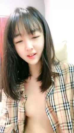 小兔牙超可爱学生妹，几天没播更骚了，伸进内裤自摸起来，掏出奶子紧致粉穴，洗完澡给大家扣一波，表情很投入很享受 截图13