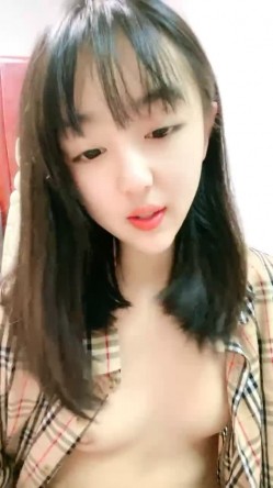 小兔牙超可爱学生妹，几天没播更骚了，伸进内裤自摸起来，掏出奶子紧致粉穴，洗完澡给大家扣一波，表情很投入很享受 截图14