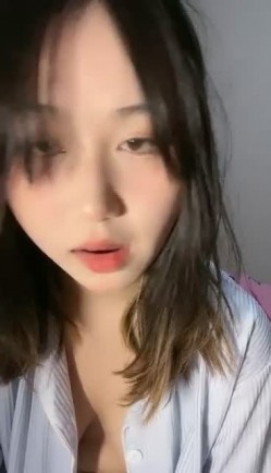 邻家小妹，19岁，颜值相当不错，【不是甜妹好烦啊】，表面是乖乖女，实际上很饥渴 深喉吃鸡被操 截图2