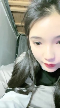重磅！G奶校花下海~纯到爆炸，【大二学妹】，宿舍脱光，天然白虎馒头穴，小穴超肥，奶子又大又软 截图3