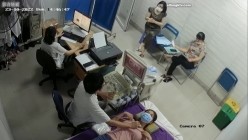 黑客破解医院妇科监控摄像头偷拍 男医生做B超阴超磨蹭温柔插入眼镜少妇不好意思看 截图1