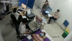 黑客破解医院妇科监控摄像头偷拍 男医生做B超阴超磨蹭温柔插入眼镜少妇不好意思看 截图2