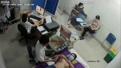 黑客破解医院妇科监控摄像头偷拍 男医生做B超阴超磨蹭温柔插入眼镜少妇不好意思看 截图3
